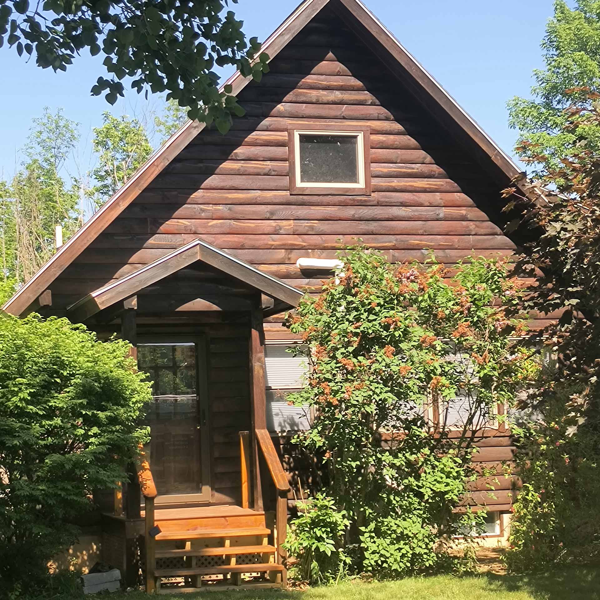 Log cabin with new stain applied on the front steps